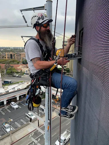 High Rise window cleaning & rope access cleaning